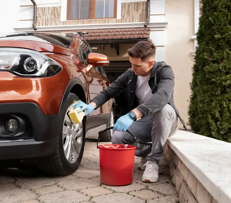 Lavage auto à domicile Dienné : professionnel intervenant sur un véhicule